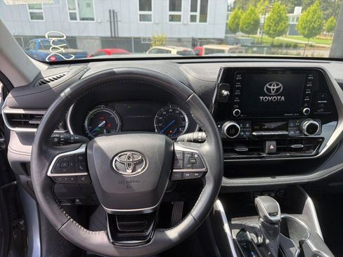 Used 2020 Toyota Highlander XLE AWD/4WD image 10