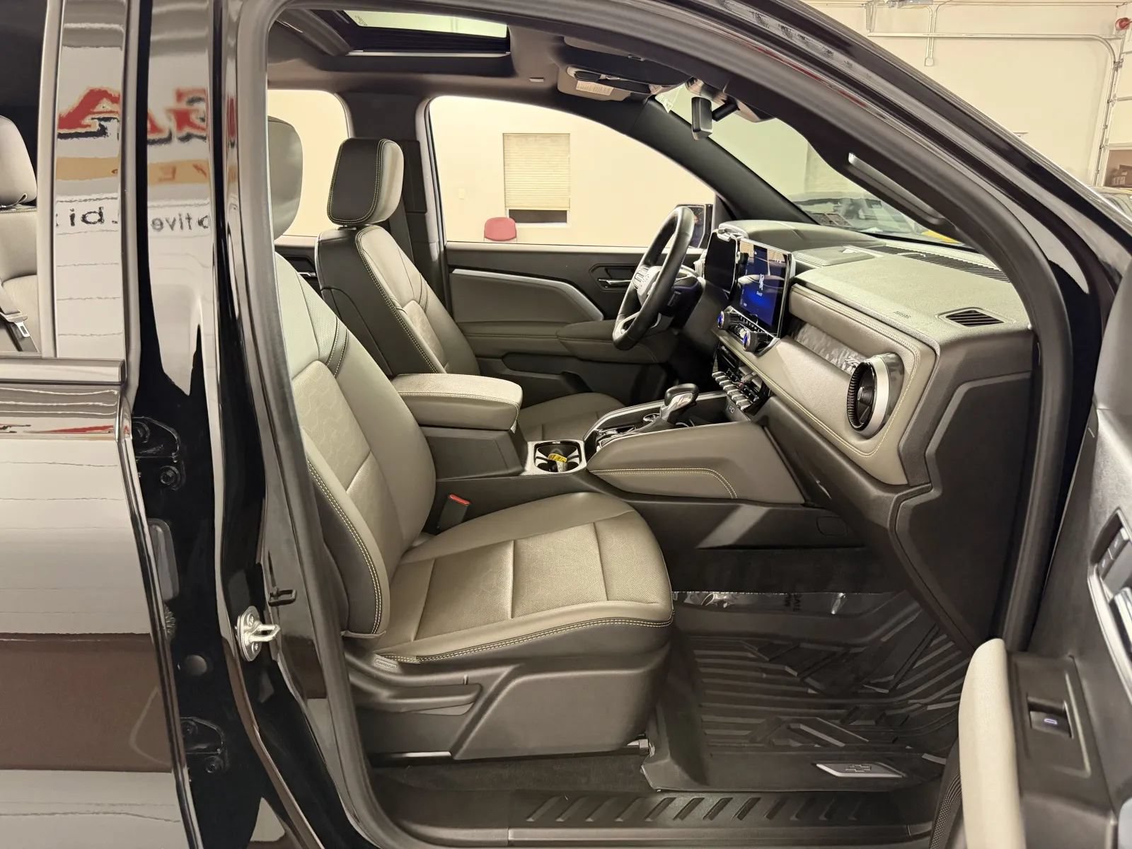 Used 2025 Chevrolet Colorado ZR2 w/ Technology Package AWD/4WD image 40