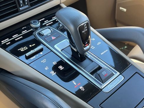 Certified 2022 Porsche Cayenne Platinum Edition image 30