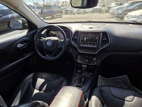 Used 2019 Jeep Cherokee Trailhawk image 4