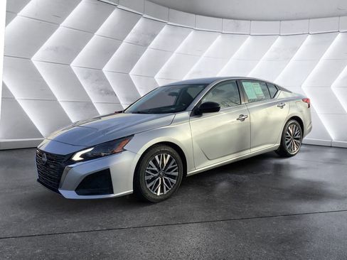 Used 2024 Nissan Altima 2.5 SV image 3