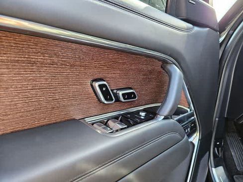 Used 2025 Land Rover Range Rover SE image 16