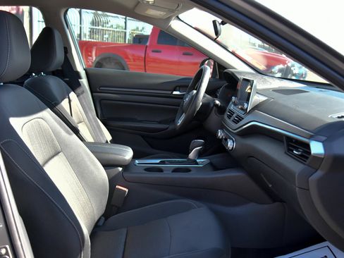 Used 2025 Nissan Altima 2.5 SV FWD image 42