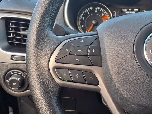 Used 2019 Jeep Cherokee Latitude w/ Popular Appearance Group FWD image 19