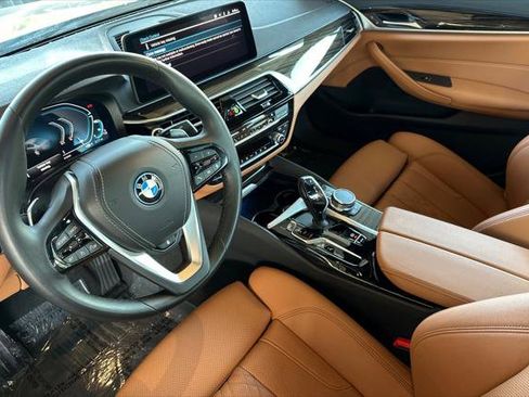 Used 2023 BMW 530e xDrive w/ Convenience Package image 9