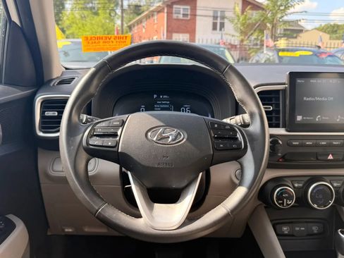 Used 2025 Hyundai Venue SEL FWD image 18