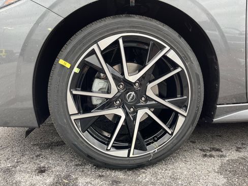 New 2025 Nissan Sentra SR w/ Trunk Package image 11