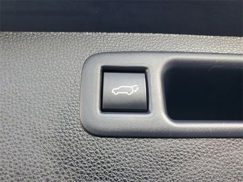 Used 2020 Toyota Highlander XLE image 9