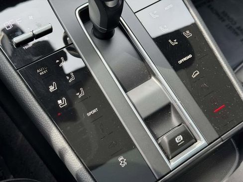 Certified 2025 Porsche Macan AWD/4WD image 25