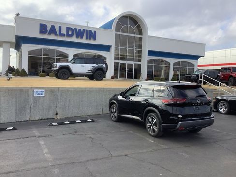 Used 2024 Nissan Rogue SL w/ SL Premium Package image 5