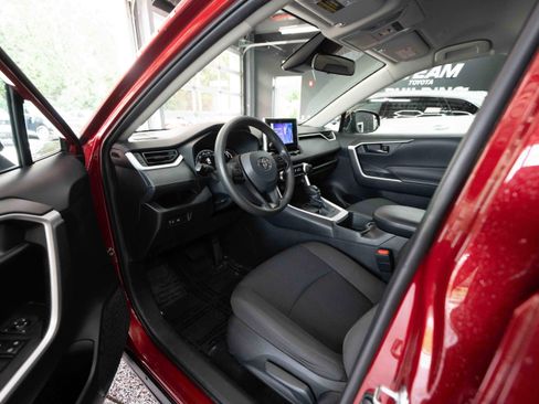 Used 2024 Toyota RAV4 LE AWD/4WD image 8