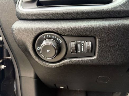 Used 2022 Chrysler Pacifica Limited w/ Uconnect Theater Family Group FWD image 24