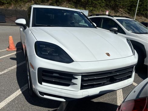 Used 2024 Porsche Cayenne AWD/4WD image 2