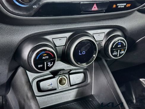 Used 2023 Hyundai Venue SEL image 15