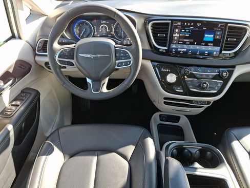 Used 2024 Chrysler Pacifica Touring-L FWD image 14