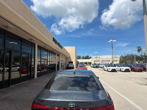 Used 2019 Toyota Avalon Limited FWD image 5