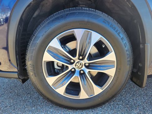 Used 2024 Toyota Highlander XLE image 17