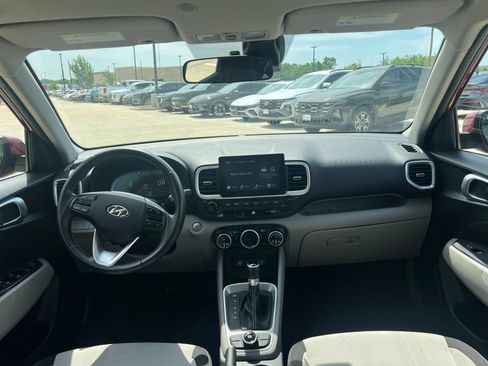Certified 2025 Hyundai Venue SEL FWD image 19