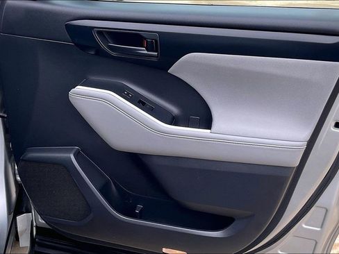 Used 2020 Toyota Highlander LE image 23