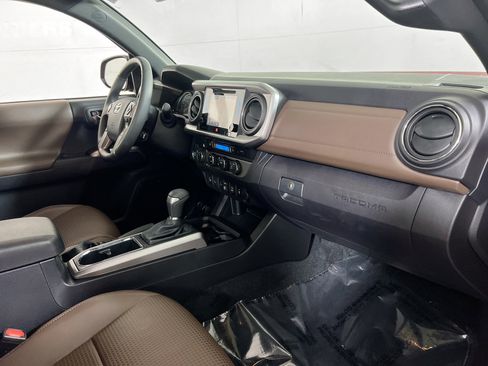Used 2019 Toyota Tacoma Limited image 30