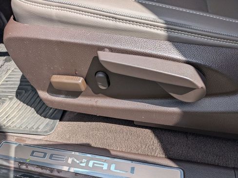 Used 2022 GMC Canyon Denali RWD image 20