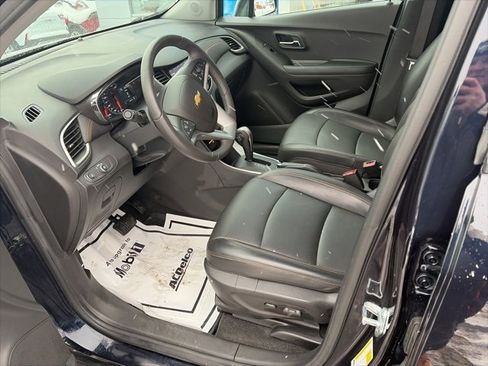 Used 2021 Chevrolet Trax LT w/ Premium Seat Package image 9