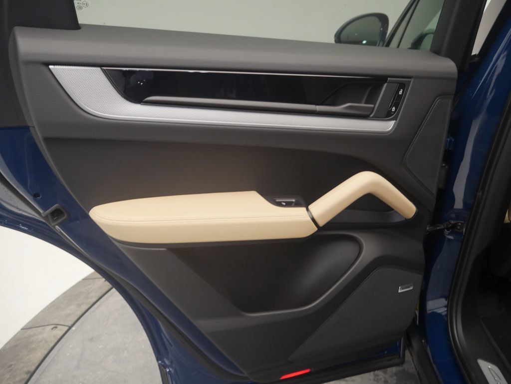 Certified 2026 Porsche Cayenne AWD/4WD image 20
