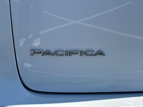 Used 2023 Chrysler Pacifica Touring-L FWD image 13