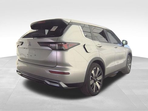 Used 2025 Mitsubishi Outlander AWD image 16