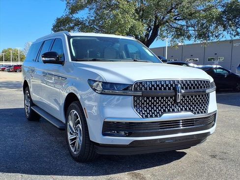 New 2026 Lincoln Navigator L Premier AWD/4WD image 4