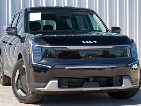 Used 2025 Kia EV9 Light Long Range image 2