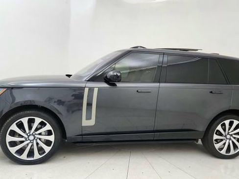 Used 2023 Land Rover Range Rover Long Wheelbase SE image 3