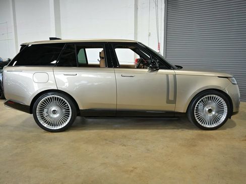 Used 2025 Land Rover Range Rover SE AWD/4WD image 12