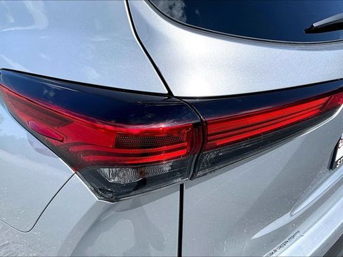 Used 2021 Toyota Highlander XLE FWD image 22