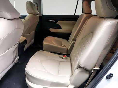 Used 2024 Toyota Highlander XLE image 11