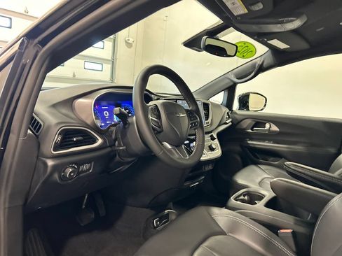 Used 2025 Chrysler Pacifica Select FWD image 17