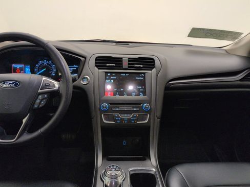 Used 2018 Ford Fusion SE w/ Equipment Group 201A FWD image 16