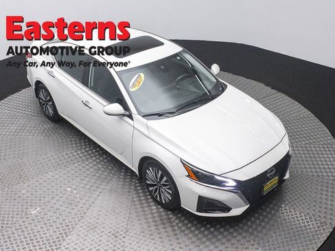 Used 2024 Nissan Altima 2.5 SV w/ SV Premium Package FWD image 3