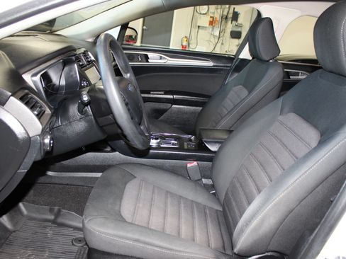 Used 2020 Ford Fusion SE FWD image 25