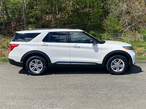 Used 2022 Ford Explorer XLT w/ Equipment Group 202A AWD/4WD image 5