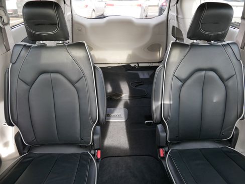 Used 2023 Chrysler Pacifica Limited image 13