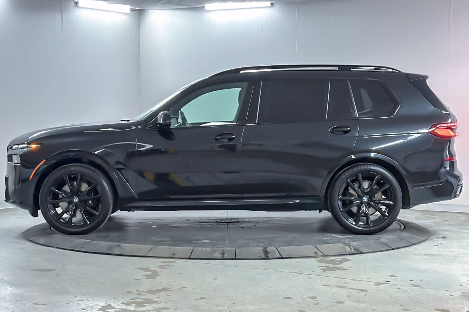 Used 2024 BMW X7 xDrive40i w/ M Sport Package AWD/4WD image 5