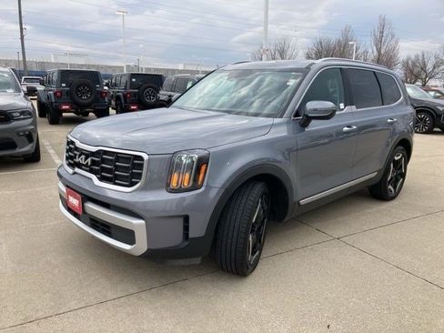 Used 2025 Kia Telluride S AWD/4WD image 3