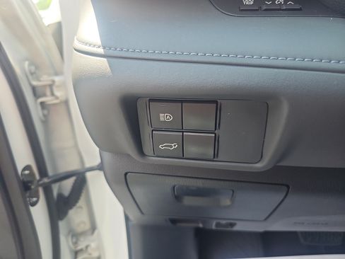Used 2021 Toyota Highlander XLE AWD/4WD image 12