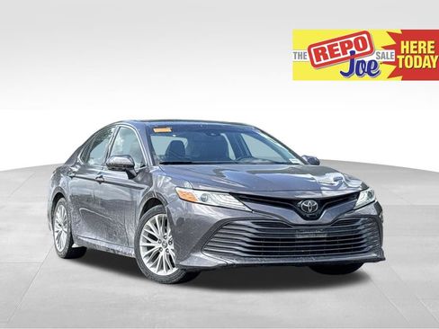 Used 2020 Toyota Camry XLE FWD image 1