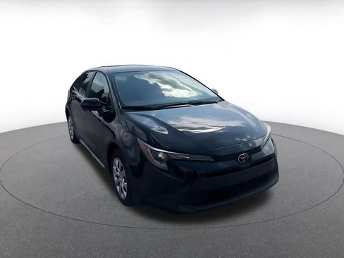 Used 2025 Toyota Corolla LE FWD image 3
