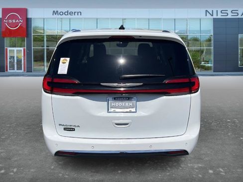 Used 2023 Chrysler Pacifica Touring-L FWD image 6
