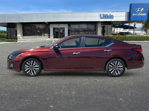 Used 2025 Nissan Altima 2.5 SV FWD image 6