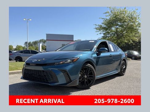 Used 2025 Toyota Camry SE w/ Convenience Package image 1