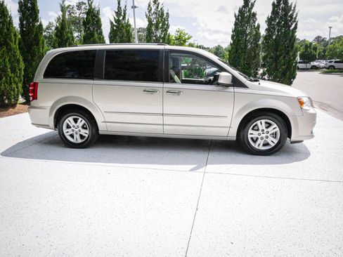 Used 2013 Dodge Grand Caravan Crew w/ Driver Convenience Group FWD image 11
